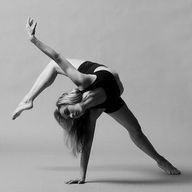 2013Яндекс.Избранном Dancing Poses Drawing, Modern Dance Photography, Contemporary Dancing, Dancing Poses, Fabian Perez, Dance Aesthetic, Dance Picture Poses, Dance Photo Shoot, Beginner Workouts