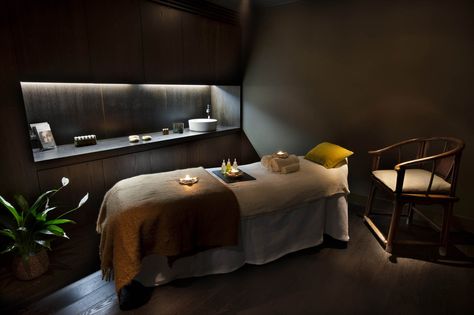 Spa @Robert Goris Goris Eaton Massage Home Service, Massage Room Design, Spa Massage Room, Luxury Massage, Facial Room, Esthetics Room, Spa Room Decor, Spa Interior Design, Aveda Salon