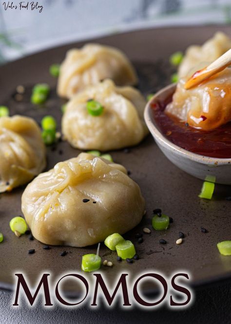 Momos sind Tibetische Teigtaschen und super lecker! Egal ob mit Fleisch oder Gemüse sie schmecken herrlich und sind das perfekte Mittagessen oder Abendessen oder auch Snack!

#momos#tibetischemomos#tibet#tibetischeküche#tibetischerezepte#dumplings#teigtaschen#maultaschen#asiatischeküche#mittagessen#abendessen#gesunderezepte#gesundesnacks#rezepte#rezeptideen#abendessenideen#vegetarischerezepte#vegetarisch#fleischrezepte#asiatischerezepte#chinesischerezepte#veganerezepte#healthyfood Nepal Food, Dumpling Dough, Dim Sum, Dumplings, Asian Recipes, Food Blog, Meal Prep, Food And Drink, Yummy Food