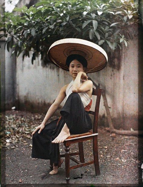 45 Beautiful Photos of Vietnamese Women Taken by Léon Busy in 191545 Beautiful Photos of Vietnamese Women Taken by Léon Busy in 1915 Vietnamese Culture, Ancient Vietnam, Vietnamese Clothing, Vietnam History, Vietnam Art, Black And White Landscape, French Photographers, Ansel Adams, Photo Set