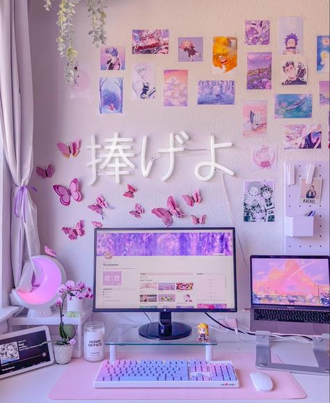 Kawaii Desk Setup Ideas, Lilac Desk Aesthetic, Pink Kawaii Desk Setup, Kawaii Gaming Setup Purple, Lilac Desk Setup, Lavender Desk Aesthetic, Pastel Computer Setup, Desk Setup Kawaii, Lilac Pc Setup