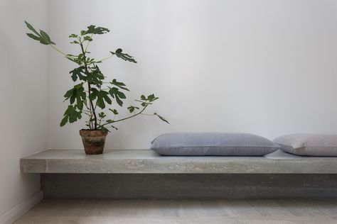 Concrete bench. Gold & Gray Apartment by Richard Lindvall. © Mikael Lundblad. Gray Apartment, Concrete Bench Seat, Concrete Bench, Timeless Architecture, Built In Bench, Floating Wall, Banquette, Living Room Inspiration, Floating Nightstand