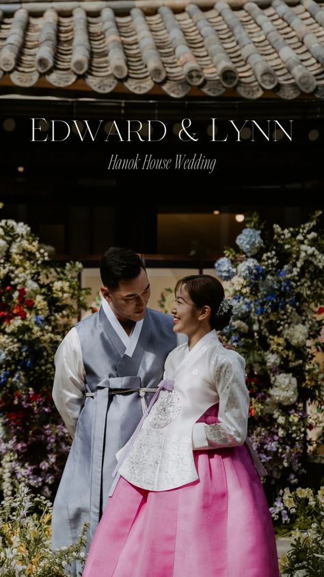 A bride and groom dressed in Korean Hanbok at their Seoul Wedding Venue Wedding Hanbok Traditional, Korean Wedding Ideas, Korean Hanok House, Korean Wedding Venues, South Korean Wedding, Korean Traditional Wedding, Korean Wedding Traditions, Seoul Wedding, Traditional Korean Wedding