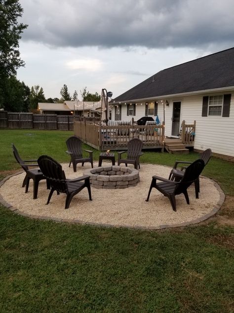 Fire Pit With Gravel Around It, Round Gravel Patio Ideas, Fire Pit Border, Fire Pit With Gravel Surround, Pea Gravel Fire Pit Area, Pea Gravel Fire Pit, Gravel Fire Pit, Cheap Backyard Makeover Ideas, Rock Walkway