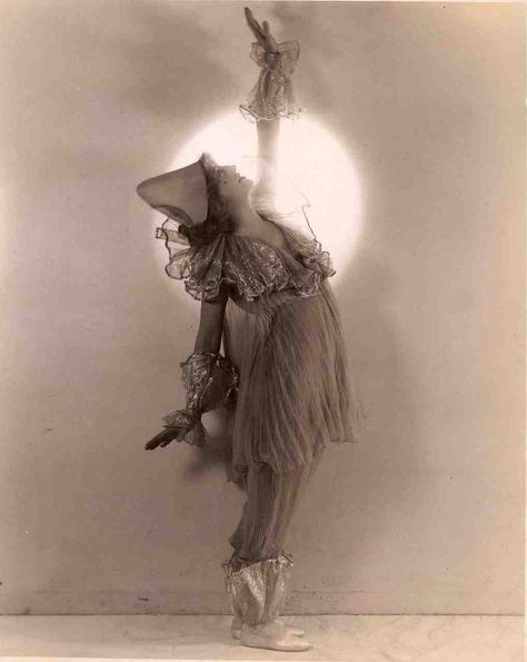 Bessie McCoy Davis as the Yamayama Girl in Midnight Frolic,1918 by Charlotte Fairchild [see Irene Bordoni-updated post] 1920s Vaudeville, Coraline Circus, Fontaine Oc, Charlotte Fairchild, Beauty Shoot Editorial, Ziegfeld Girl, Titanic Photos, Star Pics, Ziegfeld Girls