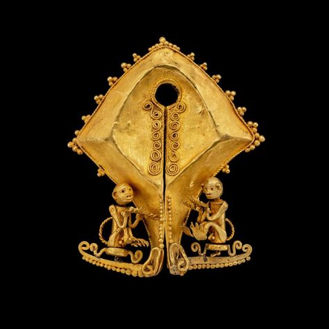 A gold 'monkey' mamuli ear ornament or pendant East Sumba Island, Indonesian archipelago, 19th century | 十九世紀 印尼群島 松巴島東 靈猴紋mamuli金耳飾 | Golden Splendour – Gold Jewellery from the Collection of Tuyet Nguyet and Stephen Markbreiter2021 | Sotheby's Sumba Island, Gold Monkey, Fertility Symbols, Ancient Jewels, Indonesian Art, Moon Setting, Antique Silver Jewelry, Batik Pattern, Archipelago