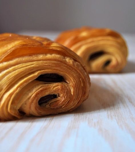 PAIN au chocolat maison – En cuisine avec Péla Condiments, Pain Au Chocolat