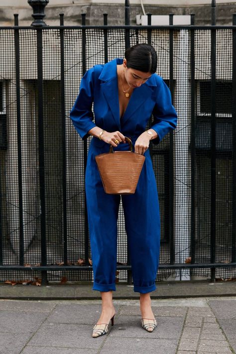 London Autumn Capsule Wardrobe | Who What Wear UK Quoi Porter, Blue Jumpsuit, Fall Capsule Wardrobe, Looks Street Style, Outfit Look, Mode Inspo, Fashion Girl, Look Casual, Looks Style