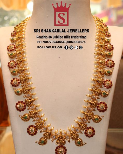 Latest nakshi bottu mala haram in light weight heavy looking and vast collection Please visit us on video 📞 7702434540,9849968171 to see more collections #22ktgoldjewellery #22karat #southindianweddings #southindianjewellery #bridaljewellery #haram #srishankarlaljewellers Heavy Kasulaperu Designs, Bottu Mala Jewellery Designs Gold, Nakshi Bottu Mala Designs, Mango Bottu Mala, Latest Long Haram Gold Jewellery Designs Antique, Light Weight Nakshi Haram, Latest Mango Haram Designs, Light Weight Mango Haram Designs, Bottu Haram Latest Designs