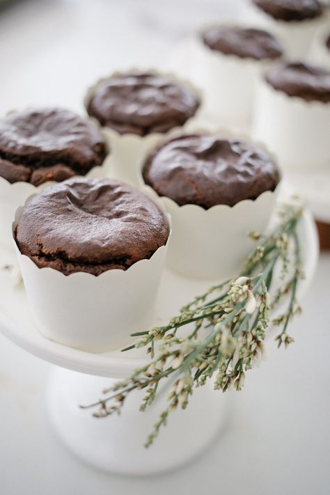 Whole30 dessert cupcake muffin Paleo Desserts For A Crowd, Whole 30 Muffins, Health Cupcakes, Clean Cupcakes, Whole30 Chocolate, Whole 30 Desserts, Whole30 Dessert, Muffin Healthy, 30 Cupcakes