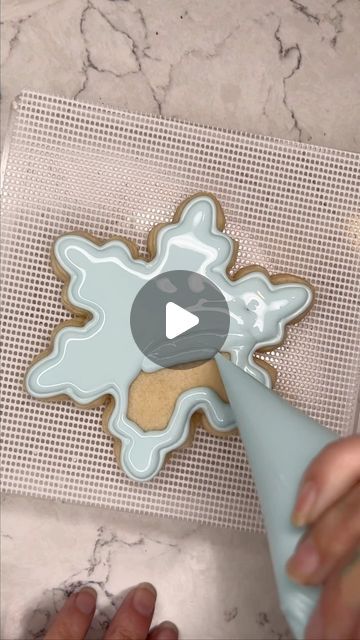 Alyssa Pierce on Instagram: "Classic snowflake ❄️ when I was little my mom had a Christmas cookie book that I used to look at over and over and the pictures of the perfectly made snowflakes always made me want to learn ❄️ . . . . . #CookieDecorating #CookieDecoratingVideo #CookieDecoratingTutorial #CookieFlooding #SatisfyingVideos #ChristmasCookies #ChristmasCookieDecorating #SnowmanCookies #SandCookies #ChristmasTreeCookies #ReeseCookies #ElfCookies #Mrs.ClausCookies #SantaClaus #SantaClausCookies #BakingVideo #Relatable #MomLife #SmallBusiness #SmallBusinessTips #Entrepreneur #Smallbusinessowner #SmallBusinessReels #InstagramReels #BakingTutorial #CookingTutorial" Iced Snowflake Cookies, Easy Gingerbread Cookie Decorating Ideas, Royal Icing Decorating Techniques, Decorating Snowflake Cookies, How To Ice Cookies Like A Pro, Icing Sugar Cookies For Beginners, Elegant Christmas Cookies Royal Icing, Cookie Flooding Videos, Mug Cookie Decorated