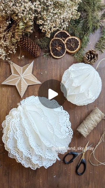 Dolly Paper Snowflakes, Snowflakes Made From Paper Doilies, Paper Dollies Christmas Crafts, Paper Doily Christmas Ornaments, Paper Doily Christmas Crafts, Paper Doily Crafts Diy, Doily Snowflakes Diy, Paper Doily Crafts Christmas, Paper Doily Snowflakes