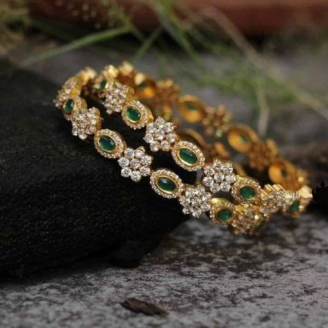 Green Stone Bangles Gold, Emerald Bangles, Indian Fits, Kada Bangles, Bridal Jewellery Earrings, Minimal Jewellery, Gold Jewels Design, Diamond Bangles, Diamond Bracelet Design