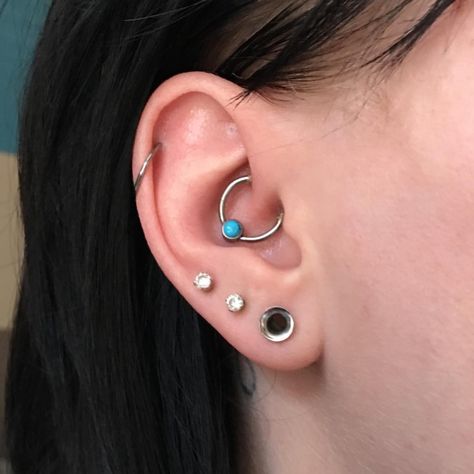 Ear stretching - fifth stretch 4mm / 6 gauge with a silver ear tunnel 4 Gauge Stretched Ears, Small Ear Tunnels, 4mm Gauges Ears, Small Gauges Ears, 8 Gauge Ears, 6 Gauge Ears, Ear Stretching Jewelry, Small Guage Earring Women, Small Ear Stretch