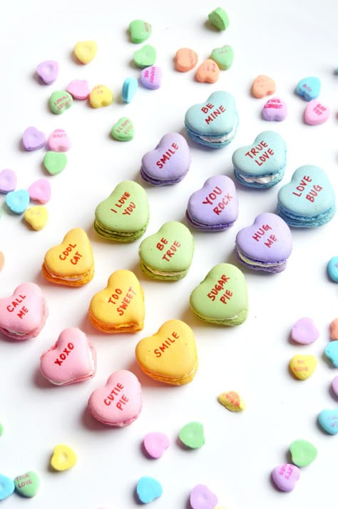 Macaron Decoration, Heart Macarons, Macaron Flavors, Party Sweets, Macaron Cookies, Macaroon Recipes, Conversation Heart, Conversation Hearts, Macaron Recipe