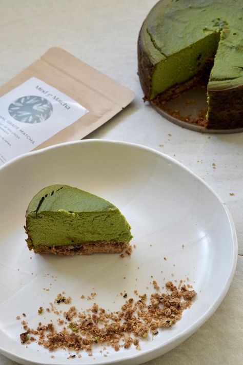 A healthy wholesome Matcha Cheesecake which is Vegan, Gluten Free & Allergy Friendly. It's deliciously Creamy and Decadent using wholefoods. Click for full recipe! Vegan Matcha Cheesecake, Candida Desserts, Matcha Cheesecake Recipe, Tofu Cheesecake, Tofu Dessert, Creamy Matcha, Matcha Brownies, Matcha Cheesecake, Matcha Recipes