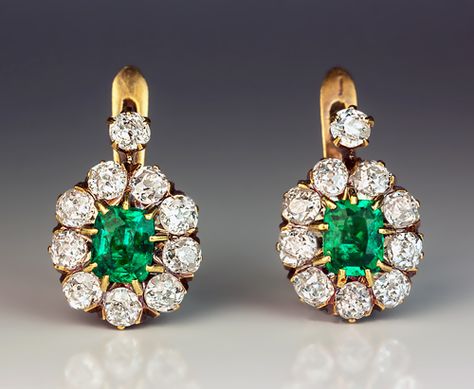 Vintage Colombian Emerald and Diamond French Clip Earrings circa 1910. The gold earrings are centered with cushion cut sparkling Colombian emeralds of an e Antique Gold Diamond Cut Earrings, Victorian Gold Diamond Earrings With Brilliant Cut, Luxury Gold Victorian Diamond Earrings, Victorian Yellow Gold Drop Diamond Earrings, Antique Diamond Earrings, Colombian Emerald Earrings, Diamond Earrings Wedding, Emerald Diamond Earrings, Engagement Earrings