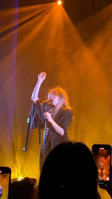 Suki Waterhouse Live, Suki Waterhouse Singing, Singer Video, Singing In The Shower Aesthetic, Live Singing, Concerts Videos, Concert Video, Sing In The Shower Aesthetic, Suki Waterhouse Concert