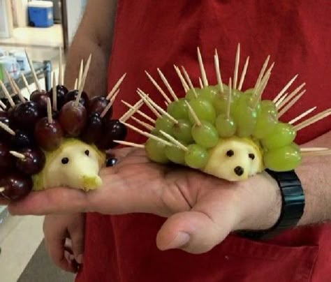 Animals From Fruit, Fruit And Veggie Animals, Animals Made Out Of Vegetables, Fruit And Vegetable Animals, Animals Made Out Of Fruit And Vegetables, Fruit Animals, Fruit Platter Designs, Decorações Com Comidas, Amazing Food Decoration