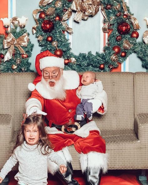 Took The Kids To Meet Santa Yesterday And, As You Can See, It Went Amazing Funny Christmas Photos, White House Christmas, Sitting On His Lap, Meet Santa, Tired Of Waiting, Santa Photos, Funny Santa, Santa Pictures, Visit Santa