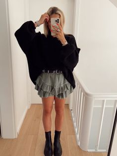 Look Legging, Mode Zara, Lazy Day Outfit, Beige Outfit, Look Short, Stockholm Fashion, Ruffle Shorts, Mode Inspiration, Looks Vintage