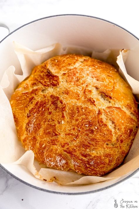 This No Knead Bread (Dutch Oven Bread) is my favourite go to bread recipe! It's incredibly easy to make, with a beautiful golden crust. It's soft and fluffy on the inside and takes ridiculously delicious. It only takes 2 hours to rise and requires no special ingredients! No Knead Bread Dutch Oven, Bread Dutch Oven, Oven Bread, Dutch Oven Bread, Artisan Bread Recipes, No Rise Bread, Knead Bread, Chick Pea, Dutch Oven Recipes