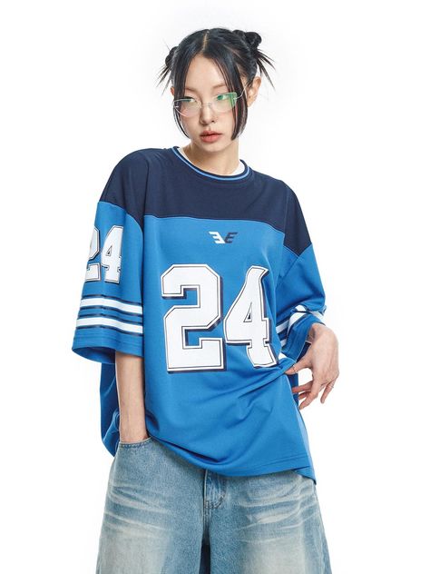 It is a short sleeves football jersey that is made of moisture-wicking and breathable fabric. The t-shirt has colorblock design and graphic print on the sleeves and front. The balloon oversized fit t-shirt makes casual and stylish outfit.- Balloon oversized fit- Stripes on sleeves- Graphic print- Stripe point on neck Jersey Shirt Outfit, Jerseys Outfit, Oversized Shirt Outfit, Oversize Outfit, Football Jersey Outfit, Blue Jersey, Jersey Outfit, Stylish Outfit, W Concept