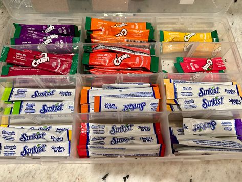 Great way to organize drink mix oackets for flavored waters!! Drink Mix Storage Ideas, Drink Packet Storage, Water Packet Storage, Water Packet Organization, Drink Packet Organization, Packet Organization, Watertok Recipes, Water Packets, Flavored Waters