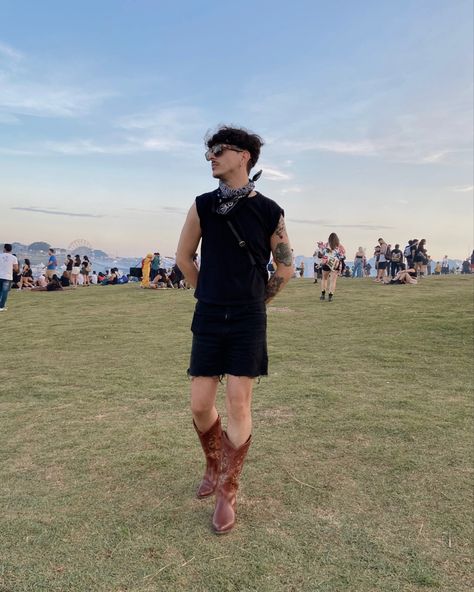 lollapalooza outfits Music Festival Outfits Men, Hangout Fest Outfit, Cowboy Outfit Men, Queer Outfits, Black Festival Outfit, Coachella Outfit Men, Lollapalooza Outfit, Summer Festival Fashion, Coachella Looks