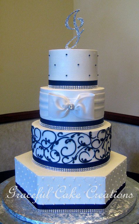 Detalles que impresionan Wedding Cake With Navy Blue, Butter Cream Wedding Cake, Cream Wedding Cake, Navy Blue Wedding Cakes, Cream Wedding Cakes, Wedding Cake Navy, Big Wedding Cakes, Wedding Cakes Elegant, Wedding Cakes Blue