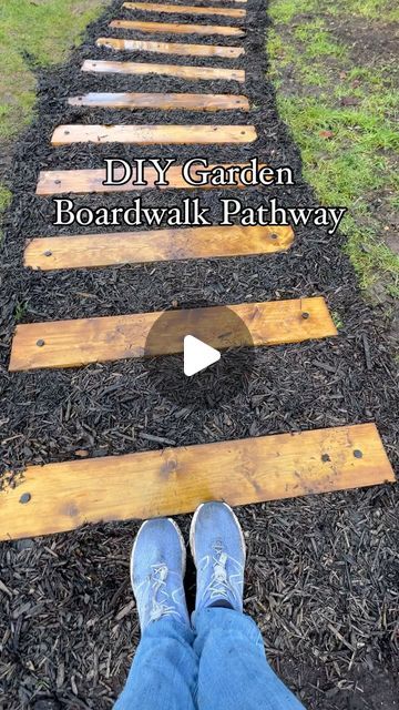 End Of House Landscaping, Mulch Garden Pathways, Wooden Garden Path Ideas, Cedar Mulch Landscaping Ideas, Cheap Pathways Ideas Walkways, Diy Front Yard Ideas, Mulch Pathway Ideas, Walking Path Ideas, Landscape Nails