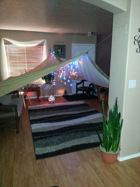 Easy homemade fort...This would probably work.  Yay!  I think I'm more excited than the kids.  lol Pillow Fort Ideas, Fort Sleepover, Homemade Forts, Sleepover Fort, Indoor Forts, Fort Ideas, Diy Fort, Sleepover Room, Kids Forts