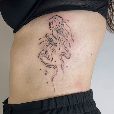 Jellyfish Tattoo Stencil, Jellyfish Stomach Tattoo, Jellyfish Tattoo On Leg, Unique Jellyfish Tattoo, Jellyfish Hip Tattoo, Tattoo Octopus, 2 Jellyfish Tattoo, Tattoo Jellyfish, Moon Jellyfish Tattoo