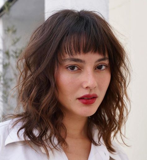 Micro Bangs for Shaggy Wavy Hair Layered Hair Inspiration, Soft Wispy Bangs, Haircuts For Receding Hairline, Long Layered Hair With Bangs, Bangs With Layers, Layers Hairstyles, Micro Bangs, Hairstyles For Fat Faces, Trendy Updos