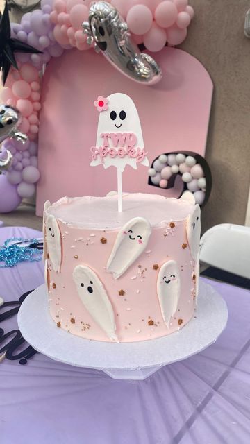 Boo Two Birthday Party, Spooky One Cupcakes Girl, Cute Ghost Birthday Party, Two Spooky 2nd Birthday Cake, Halloween Ghost Cake Ideas, Cute Spooky Birthday Party, Two Spooky 2nd Birthday Party Cake, Halloween 2 Birthday Party, Halloween Themed Birthday Party Food