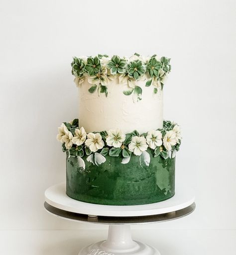 Wedding Cake With Emerald Green, Emerald Green Buttercream, Earthy Wedding Cake, Ombre Buttercream, Green Buttercream, 2 Tier Wedding Cakes, Wedding Cakes And Cupcakes, Christmas Cakes Easy, Tiered Cake Design