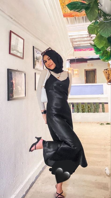 Black Satin Modest Dress, Satin Dress Outfit Casual, Dress Hijab Outfit, Ootd Muslim, Fashion Outfits Hijab, Modest Outfits Muslim, Hijab Fashion Summer, Pretty Lavish, Estilo Hijab