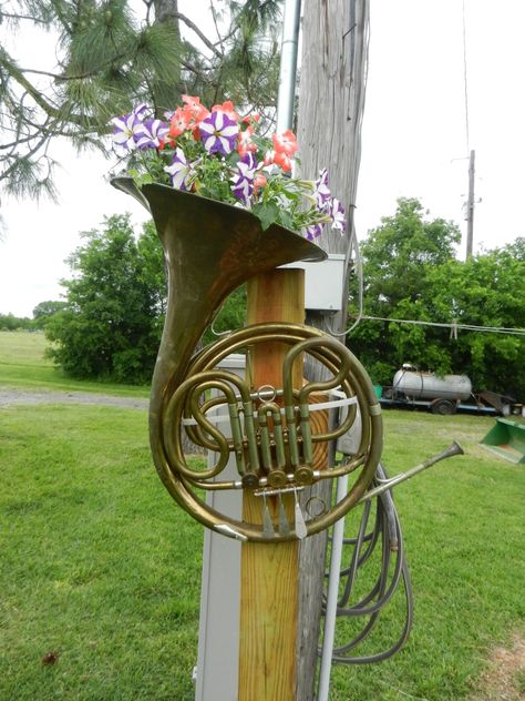 Recycled French Horn Musical Instruments Diy, Reuse Furniture, Instruments Diy, Old Musical Instruments, Instrument Craft, Music Garden, Instrument Music, Instruments Art, Old Pianos