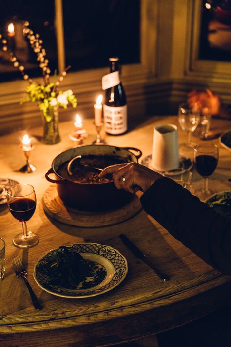 Cosy Cooking Aesthetic, Cooking Dinner Aesthetic Kitchen, Nora Ephron Dinner Party, Candlelit Apartment, Candlelit Dinner Aesthetic, Cozy Dinner Aesthetic, Cozy Cooking Aesthetic, Cooking In Kitchen Aesthetic, Fall Dinner Aesthetic