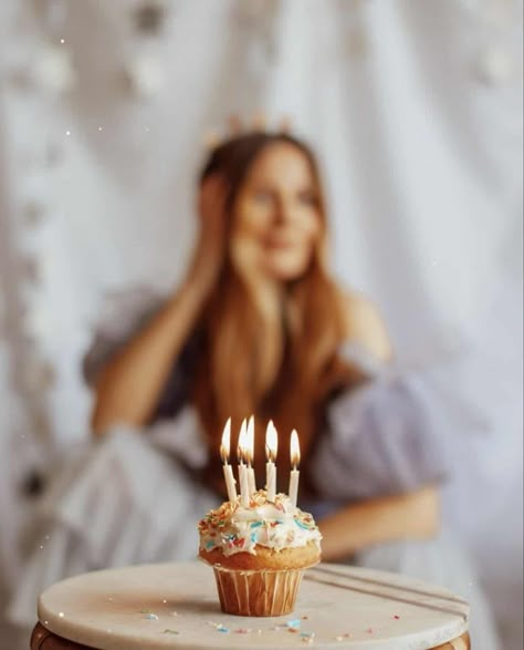 Looking for creative birthday photoshoot ideas? These 15+ ideas will make for fun and memorable photos for women celebrating a birthday, or can be easily be made kid-friendly too. They can be done at home, outside, solo, or with friends. The options are endless and you’ll achieve a great birthday photoshoot aesthetic. Birthday Celebration Photography, Birthday Confetti Photography, Unique Birthday Photoshoot Ideas, Birthday Cake Photoshoot, Creative Birthday Photoshoot Ideas, Birthday Photoshoot Ideas, 33rd Birthday, Cute Birthday Pictures, Birthday Ideas For Her