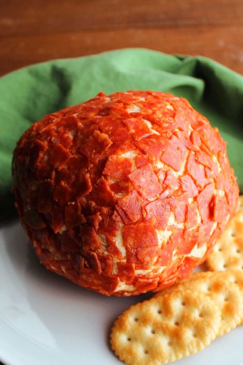 Pepperoni Cheese Ball 2 Charcuterie Board Ideas With Pizza, Pepperoni Cheese Ball Recipes, Patriotic Cheese Ball, Pizza Cheese Ball, Pepperoni Snack Ideas, Pepperoni Cheese Ball, Football Brunch, Cheesy Dips, Cheese Ball Dip