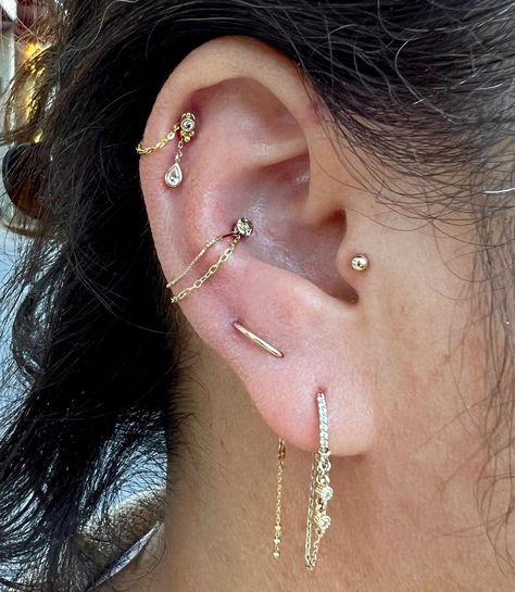 Helix Ideas, Earring Aesthetic, Next Piercing, Ear Piercings Ideas, Minimalist Ear Piercings, Ear Styling, Unique Ear Piercings, Ear Stacks, Ear Curation