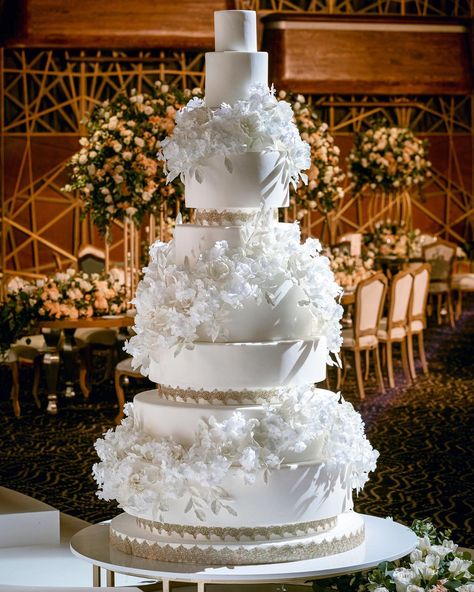 Timeless Elegance: Exploring 12 Traditional Wedding Cake Styles Luxury Wedding Cake Unique, Wedding Cake Unique, Wedding Cake Designs Elegant, White Cake Recipes, Bridal Cakes, Spring Wedding Outfit, Cake Unique, Wedding Ideas Reception, Wedding Cakes Ideas