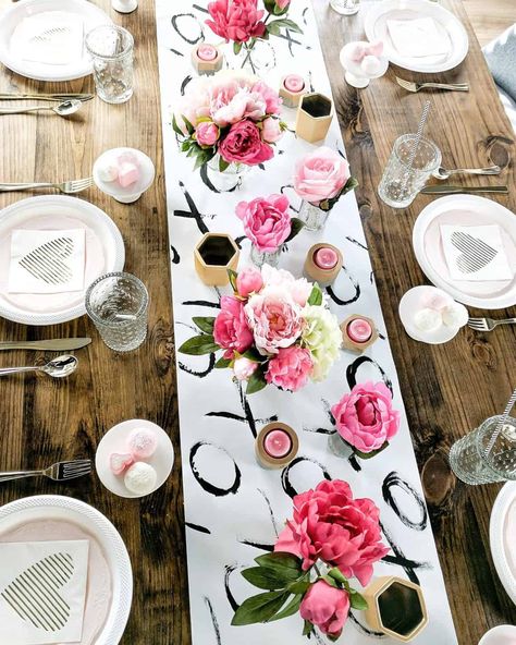 Valentines Day Brunch with DIY table runner, and inexpensive decor to wow your guests. Celebrate your girlfriends with this girly party! https://arinsolangeathome.com #valentinesday #brunch #galentine #diy #party #tablescape #valentinesdaydecor Valentines Brunch, Valentines Bricolage, Valentine Table Decorations, Valentinstag Party, Table Runner Diy, Party Tablescapes, Brunch Table, Galentines Party, Valentine Dinner