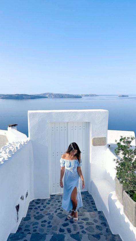 _anacatcorreia__ on Instagram: Welcome to Santorini 💙 . . . . #santorini #oia #greece #roomview #travellover #travelgirlsgo #travelblogger #travelwithme #besthotel… Santorini Photoshoot, Oia Greece, Santorini Oia, Greece Pictures, Holiday Inspo, Bff Photoshoot Poses, Bff Photoshoot, Travel Lover, Jesus Loves You