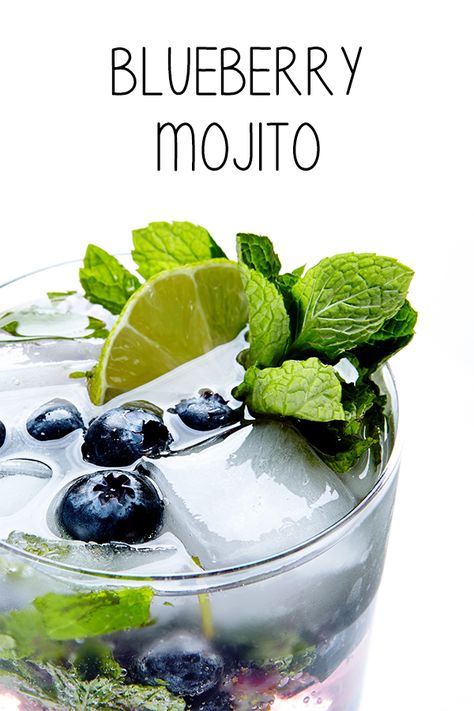 Blueberry Mojito Recipe. #BiteMeMore Blueberry Mojitos, Ginger Ale Punch, Blueberry Mojito Recipe, Summer Drinks Nonalcoholic, Mojito Drink, Blueberry Mojito, Easy Cocktail, Mojito Cocktail, Mojito Recipe