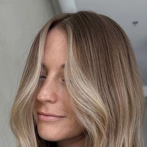 Maddie | Hairstylist on Instagram: "LIVED IN DREAMS ☁️  teasylights w/ a root melt and gloss   #beigebalayage #haireducation #livedinhair #kelownahair" Dark Blonde Root Melt, Blonde Hair Root Smudge, Blonde Root Melt, Blonde Root Smudge, Root Smudge Blonde, Root Melt, Soft Shiny Hair, Blonde Hair With Roots, Golden Blonde Hair