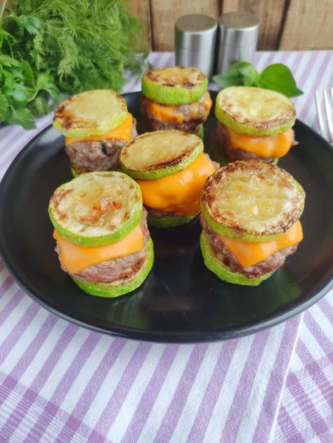 Zucchini Sliders are an easy low carb recipe to make with minimal effort. Grilled to perfection, the tender zucchini slices add a nice crunch to each bite, while the melted cheddar cheese takes these sliders to the next level. Whether you're looking for a tasty way to sneak in some veggies or simply want to mix up your burger game, you'll love these sliders! Zucchini Caprese, Caprese Sliders, Low Cal Dinner, Strawberry Popsicles, Low Calorie Breakfast, Breakfast Prep, Low Carb Recipe, Low Carb Appetizers, Banana Oatmeal