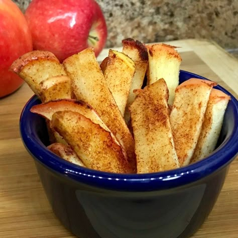 Apple Recipes For Toddlers, Apple Fries, Baked Cinnamon Apples, Baked Apple Dessert, Apple Desserts Easy, Apple Recipes Easy, Dessert Aux Fruits, Apple Dessert Recipes, Apple Chips