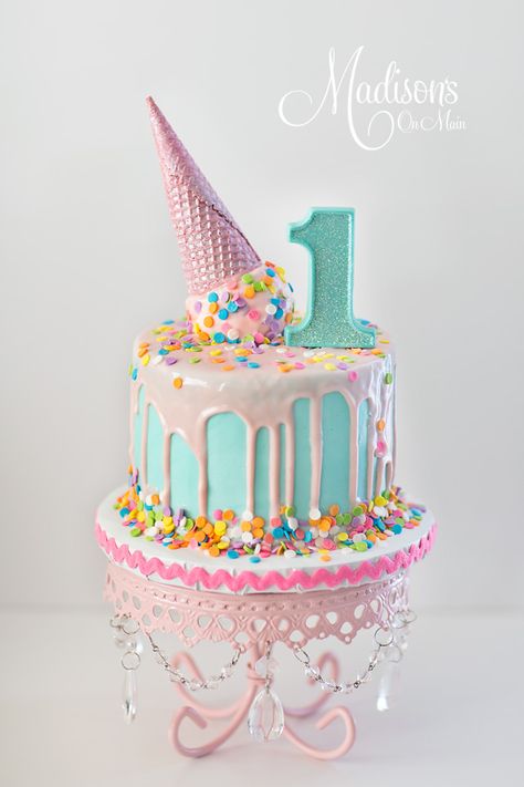 Melting ice cream cone cake for a 1st birthday! Tårta Design, Savory Cakes, Pink Chandelier, Ice Cream Birthday Party, Ice Cream Theme, Ice Cream Social, Ice Cream Birthday, 1st Birthday Cake, Ice Cream Party